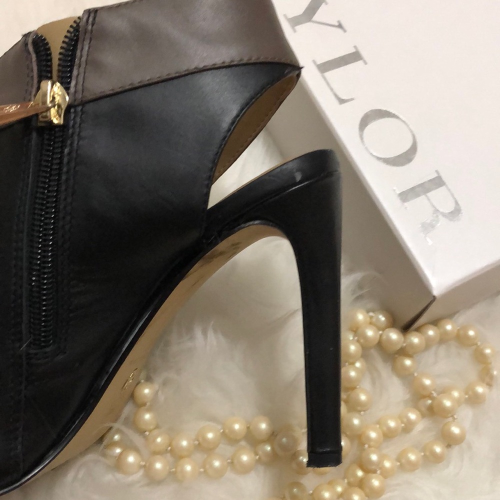 ANN TAYLOR • Elegant Black & Brown Open Toe Heels w Side Zipper Detail - Picture 15 of 16